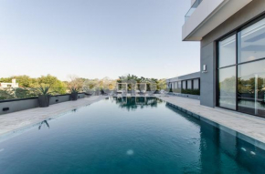 Versatile 2 Bedroom Apt Near La Galeria